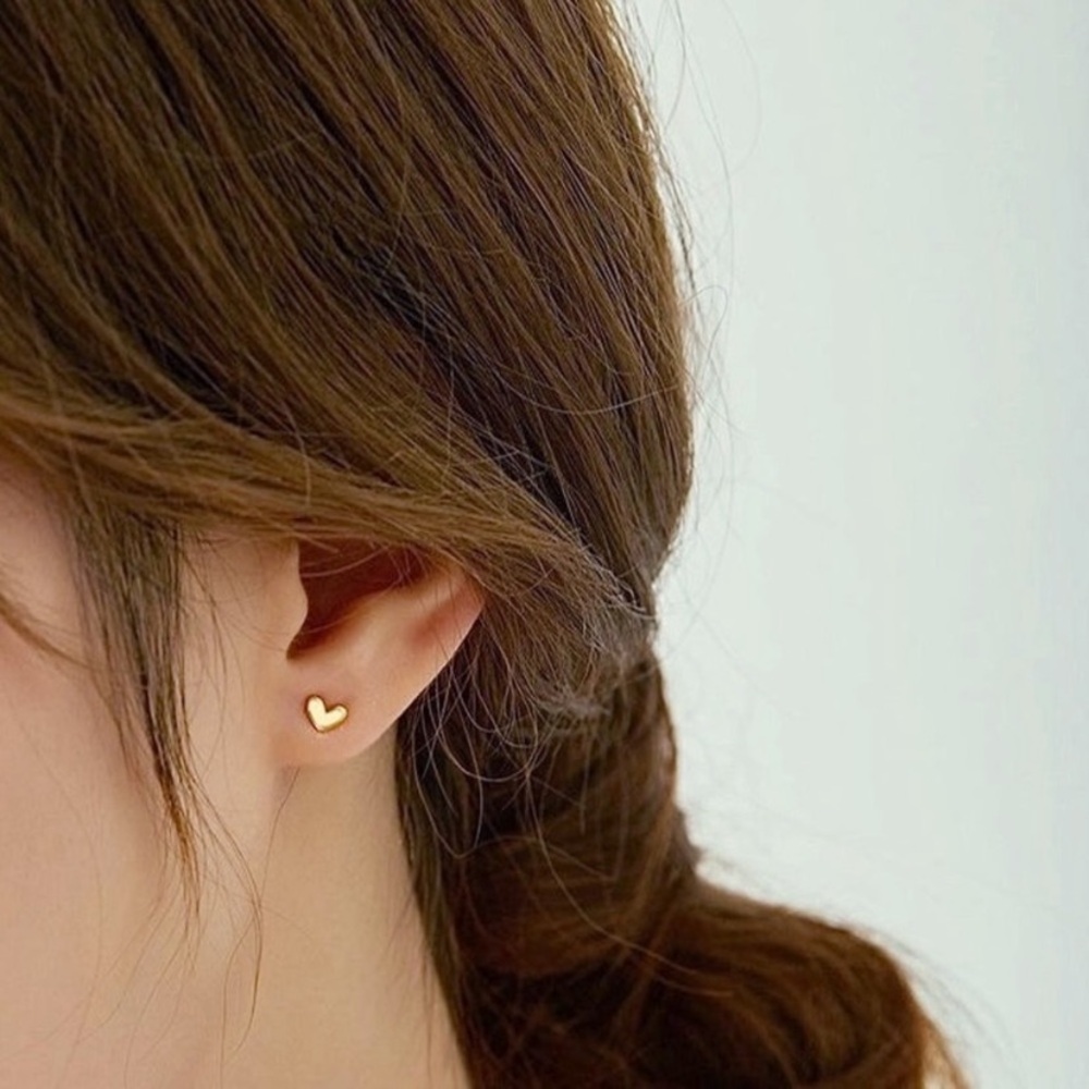 NEW Tiny Heart stud Earrings in Gold color - Minimalist - Boutique - Picture 6 of 6